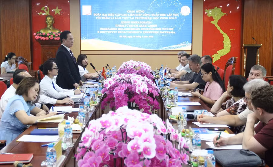 Toàn cảnh buổi làm việc.