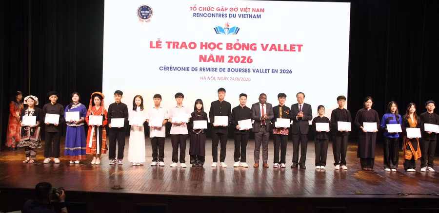 Thứ trưởng Thường trực Bộ GD&ĐT Phạm Ngọc Thưởng trao học bổng cho học sinh.