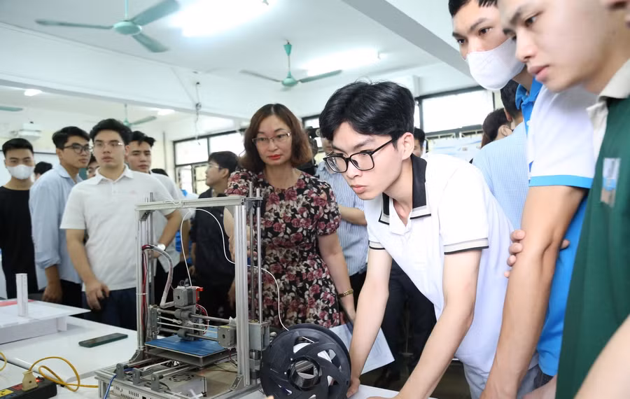 Cán bộ, giảng viên, sinh viên Trường ĐH Giao thông vận tải.