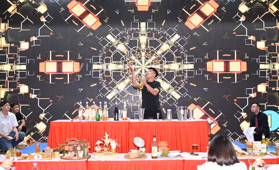 Thí sinh trình diễn nội dung thi Flair Bartending.
