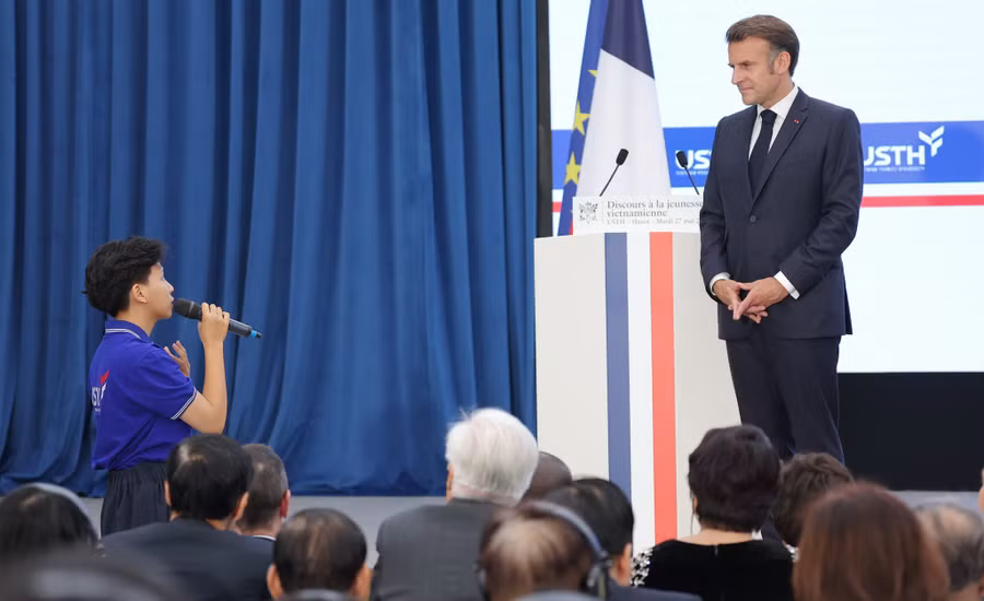 Sinh viên Trường ĐH Khoa học và Công nghệ Hà Nội đặt câu hỏi với Tổng thống Pháp Emmanuel Macron nhân dịp ông và phu nhân đã đến thăm, giao lưu với sinh viên, trí thức trẻ tại Trường ngày 27/5/2025. Ảnh: USTH.