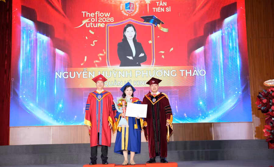 Tân tiến sĩ Nguyễn Huỳnh Phương Thảo nhận bằng tốt nghiệp.