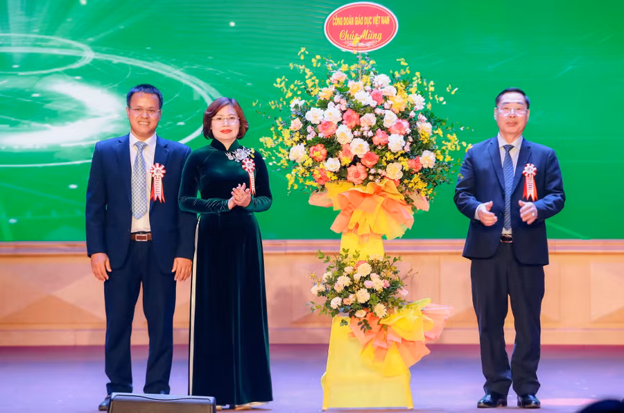Công đoàn Giáo dục Việt Nam chúc mừng Trường ĐH Đông Đô nhân kỷ niệm 30 năm thành lập.
