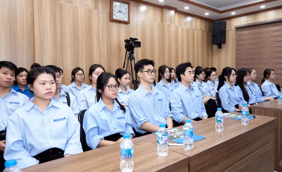 Sinh viên Trường Đại học Mở Hà Nội tham gia hội thảo.