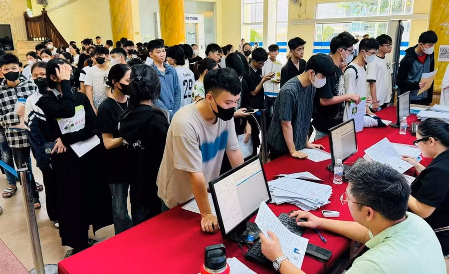 Trường ĐH Kinh doanh và Công nghệ Hà Nội nhận hồ sơ xét tuyển học bạ THPT của thí sinh.