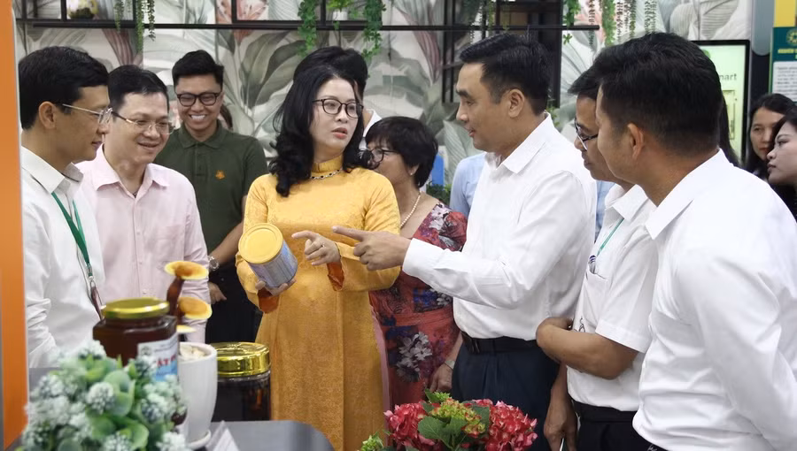 Các đại biểu thăm Trung tâm nghiên cứu xuất sắc và Đổi mới sáng tạo của Học viện Nông nghiệp Việt Nam.