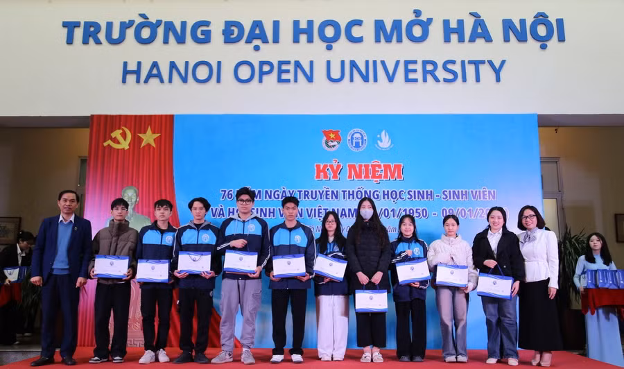 13-sv-co-hoan-canh-kho-khan-vuon-len-trong-hoc-tap-va-ren-luyen-duoc-nhan-qua-tu-nha-truong-nhan-dip-tet-yeu-thuong-xuan-binh-ngo-1.jpg
