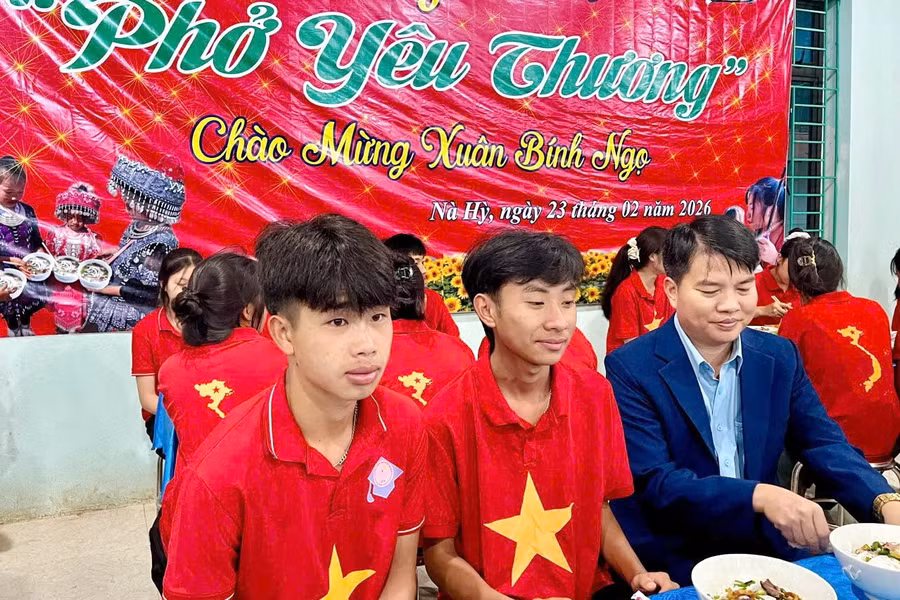 Ông Nguyễn Văn Tập - Hiệu trưởng Trường Phổ thông Dân tộc nội trú THPT Nà Hỳ ăn phở "không đồng" cùng học trò.