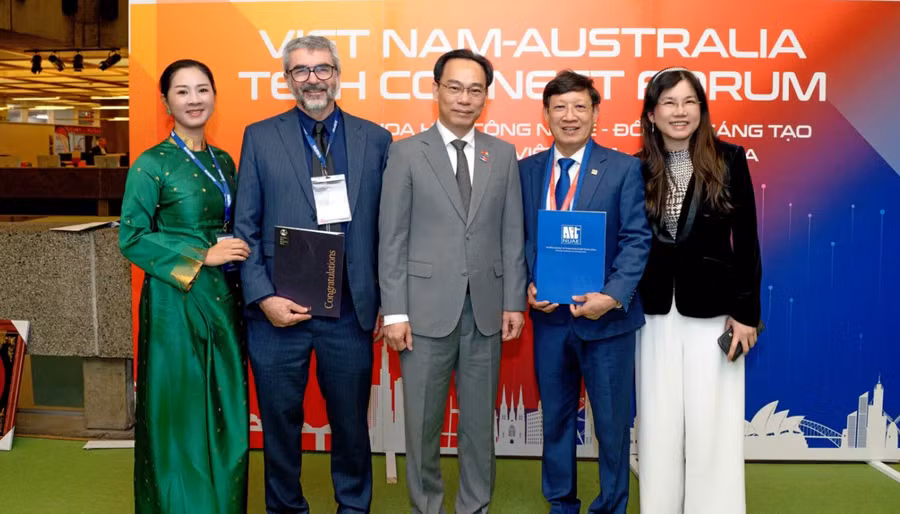 Bộ trưởng Bộ GD&ĐT Hoàng Minh Sơn cùng đại diện Trường Đại học Sư phạm Nghệ thuật Trung ương và Hội đồng Khảo thí Âm nhạc Úc tại Diễn đàn, góp phần thúc đẩy hợp tác giáo dục và đào tạo âm nhạc Việt Nam - Australia trong khuôn khổ chuyến thăm cấp Nhà nước tới Australia của Tổng Bí thư, Chủ tịch nước Tô Lâm, tháng 8/2026. nuae-2.png