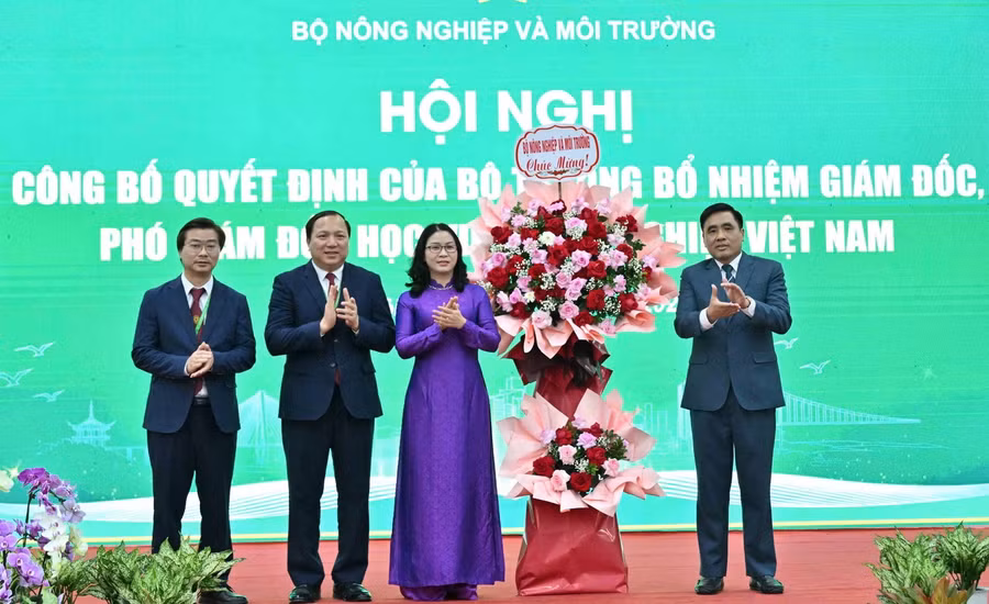 Thứ trưởng Bộ Nông nghiệp và Môi trường Nguyễn Quốc Trị (ngoài cùng bên phải) chúc mừng Ban Giám đốc Học viện Nông nghiệp Việt Nam.