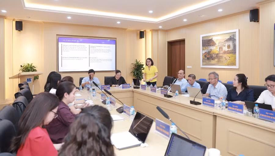 TS Nguyễn Thu Hà - Chuyên viên chính Vụ Giáo dục Phổ thông trình bày báo cáo về quá trình xây dựng, mục tiêu và các nhiệm vụ trọng tâm của Đề án. giaoducnghethuat-1.jpg