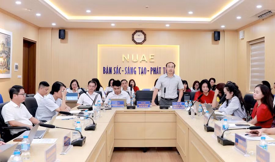 Đại biểu góp ý tại tọa đàm. giaoducnghethuat.jpg
