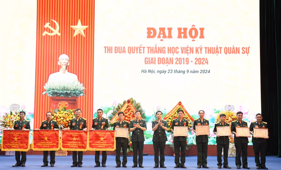 Các tập thể, cá nhân được khen thưởng tại Đại hội thi đua quyết thắng.