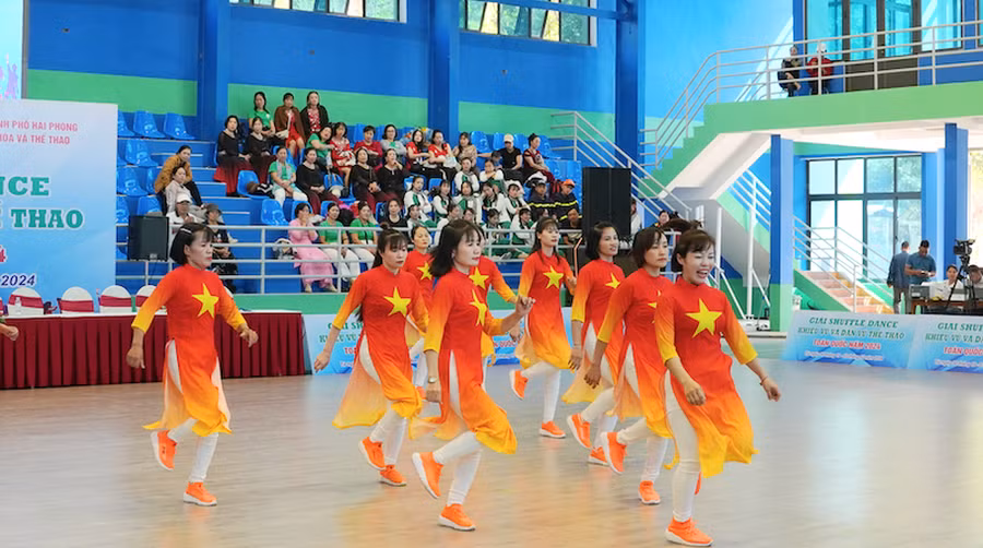 Vận động giúp tăng cường sức khỏe thể chất, tinh thần và sự kết nối cộng đồng. Ảnh: PATH.
