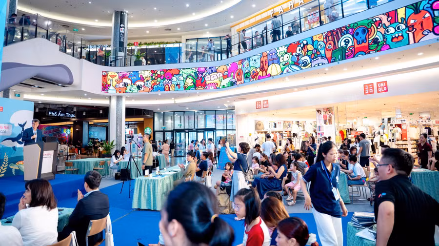 Đông đảo học sinh, phụ huynh tham dự Ngày hội Đại dương Xanh.