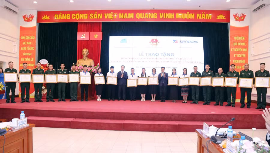 80 thầy, cô giáo tiêu biểu đã được nhận Bằng khen của Bộ trưởng Bộ GD&ĐT.