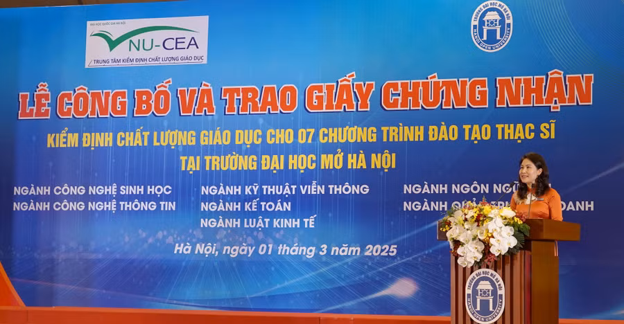pgsts-nguyen-mai-huong-bi-thu-dang-uy-chu-tich-hoi-dong-truong-phat-bieu-2.jpg