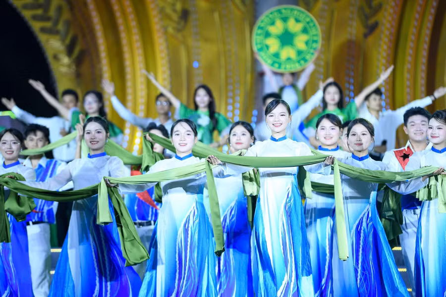 Chương trình nghệ thuật chào tân sinh viên của Học viện Nông nghiệp Việt Nam. Ảnh: Dương Triều.
