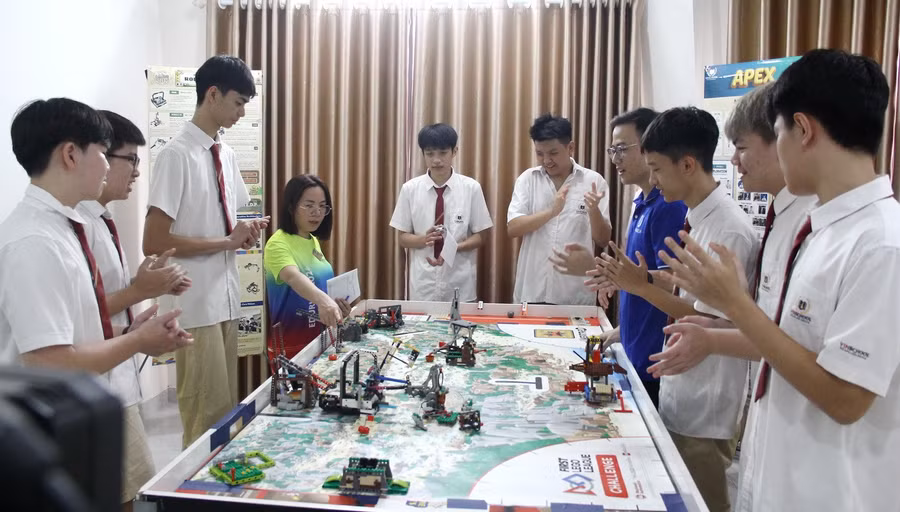 Đội Apex đến từ Trường Tiểu học và THCS Vinschool Imperia (Hải Phòng) trong một hoạt động nhóm.