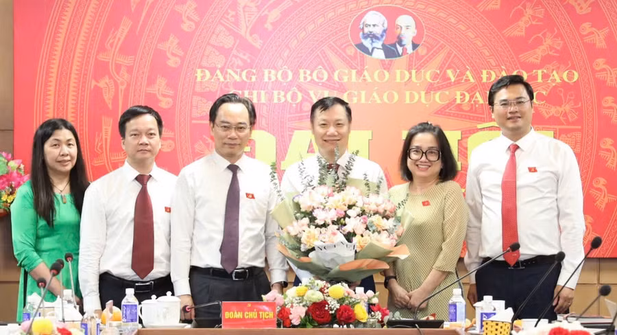 Thứ trưởng Bộ GD&ĐT Hoàng Minh Sơn tặng hoa chúc mừng Chi ủy Chi bộ Vụ Giáo dục đại học, nhiệm kỳ 2025 - 2027.