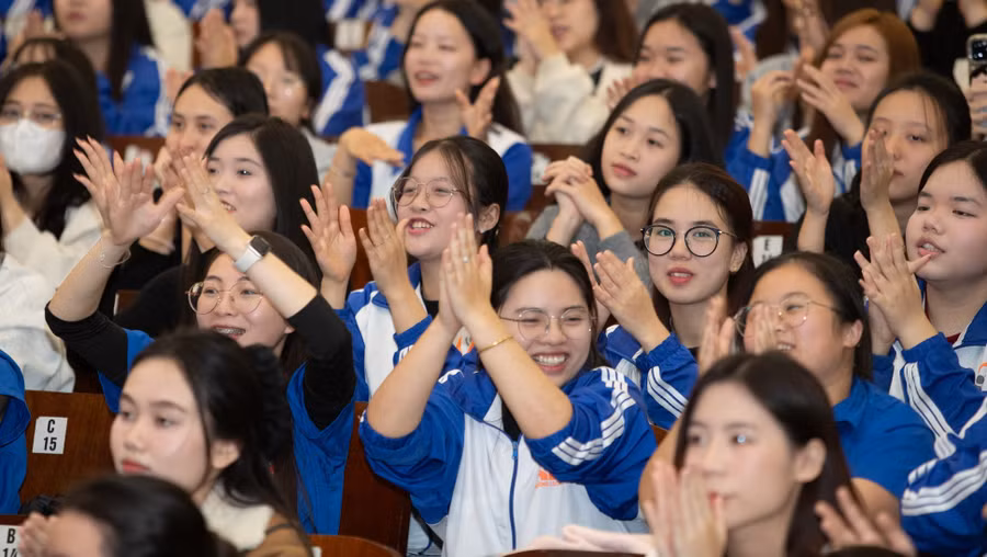 Sinh viên Trường Cao đẳng Sư phạm Trung ương hào hứng với nội dung của Tọa đàm.