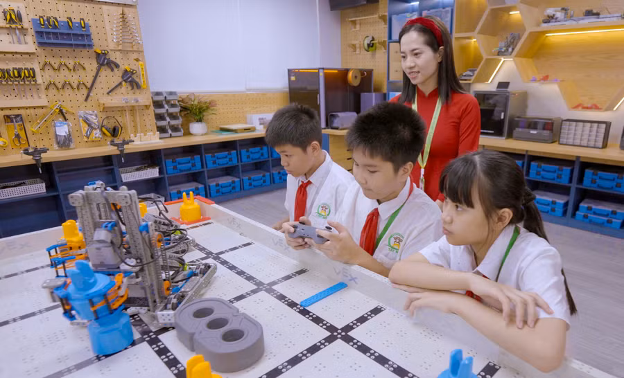 Cô và trò Trường THCS Tây Mỗ (Hà Nội) tại phòng thực hành STEM. Ảnh: NTCC.