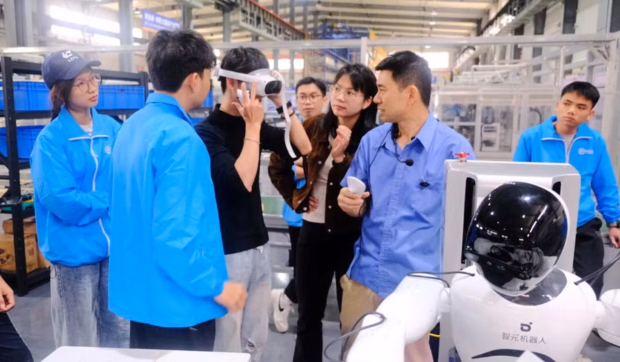 Sinh viên Trường Cao đẳng Cơ điện Hà Nội tham quan, trải nghiệm học tập tại Đại học Kỹ thuật Liễu Châu Trung Quốc. Ảnh: Website nhà trường.