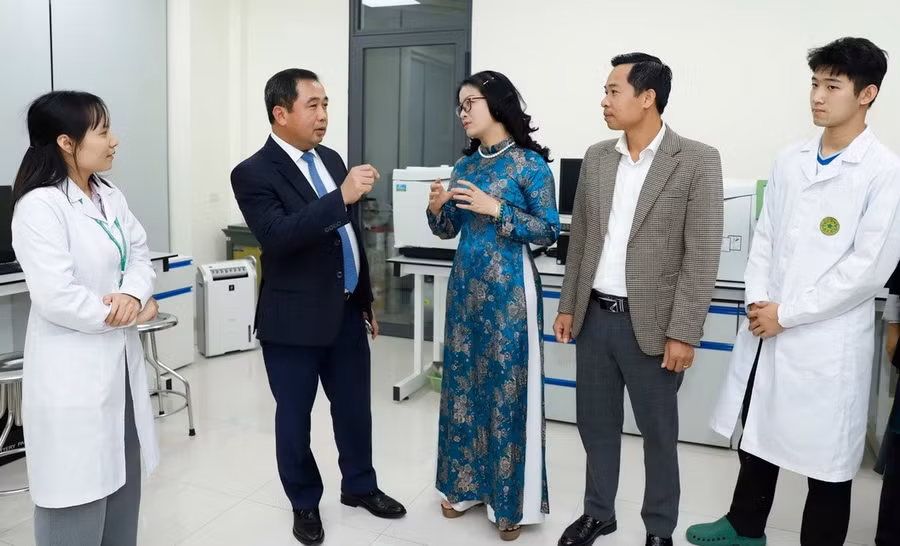 Bộ trưởng Bộ Nông nghiệp và Môi trường Trần Đức Thắng, GS.TS Nguyễn Thị Lan - Giám đốc Học viện Nông nghiệp Việt Nam tham quan phòng thí nghiệm hiện đại của Học viện. Ảnh: Khương Trung.