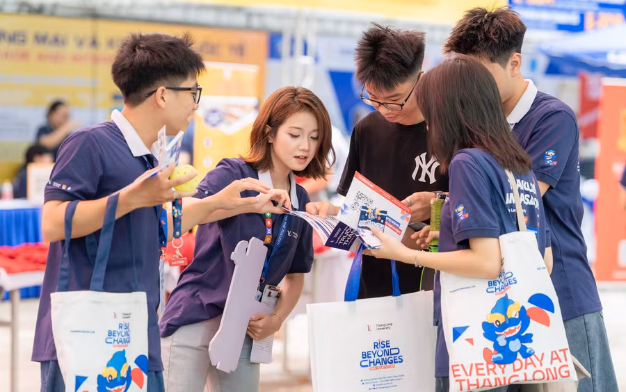 Thí sinh tìm hiểu chương trình liên kết quốc tế của Trường Đại học Thăng Long.