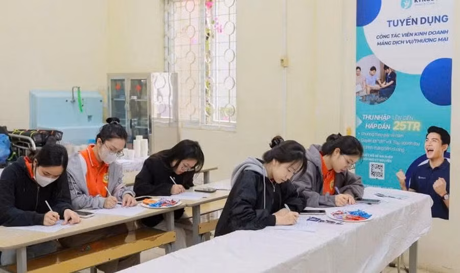 Với kiến thức chuyên môn vững vàng, sinh viên Trường Cao đẳng Y tế Hà Nội tự tin trả lời phỏng vấn của nhà tuyển dụng.