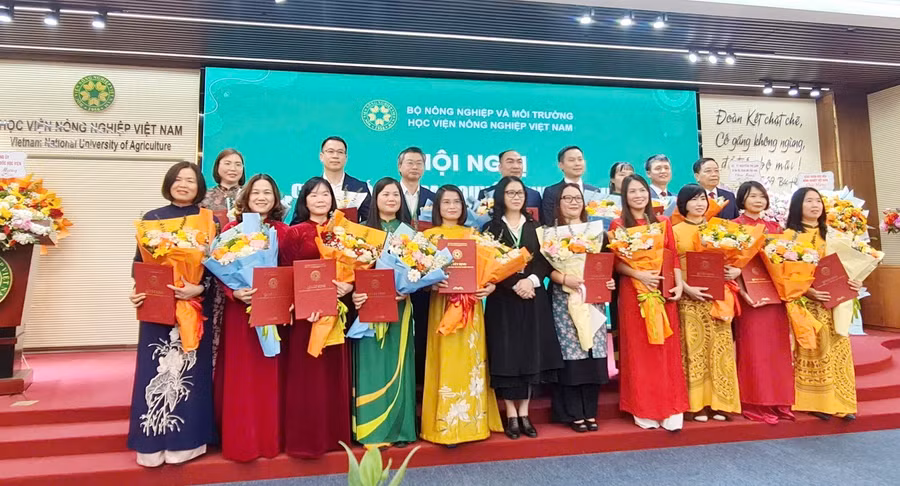 GS.TS Nguyễn Thị Lan – Giám đốc Học viện Nông nghiệp Việt Nam chúc mừng các tân phó giáo sư.