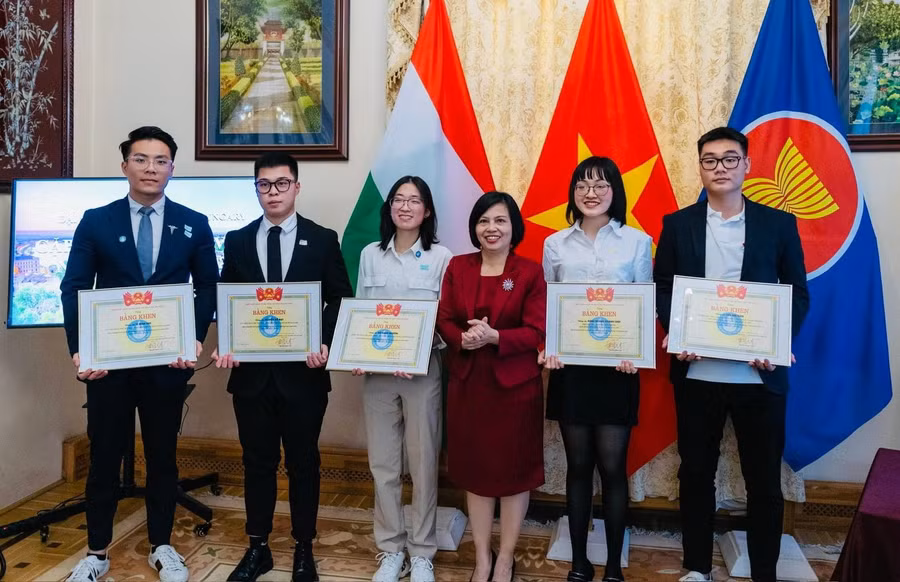 Lưu Hải Nam và các du học sinh được nhận Bằng khen của Hội Sinh viên Việt Nam.