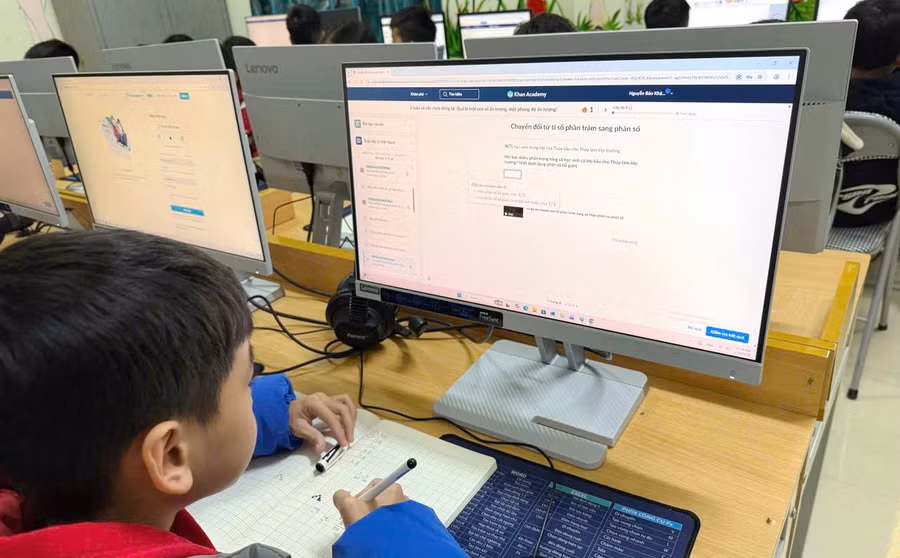 Học sinh Trường Phổ thông dân tộc bán trú Tiểu học Tùng Vài học Toán trên nền tảng Khan Academy.