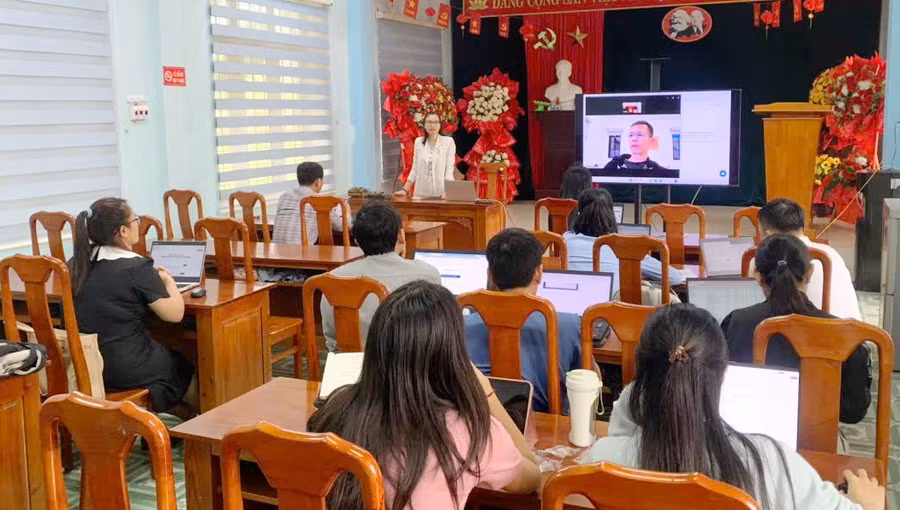 Ông Dương Thế Hưng - hướng dẫn trực tuyến cho giáo viên thực hành sử dụng công nghệ phục vụ dạy học.