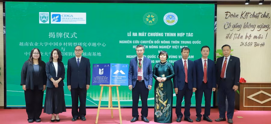 Đại diện lãnh đạo 2 trường cùng Tham tán Giáo dục ĐSQ Trung Quốc tại Việt Nam thực hiện nghi thức ra mắt Chương trình hợp tác nghiên cứu.