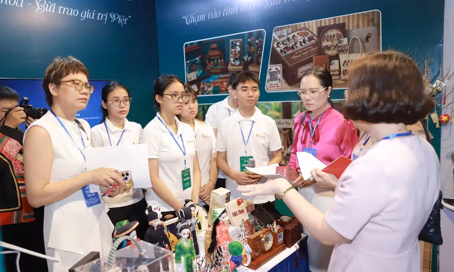 Gian trưng bày của Trường ĐH Sư phạm Nghệ thuật Trung ương tại Ngày hội.