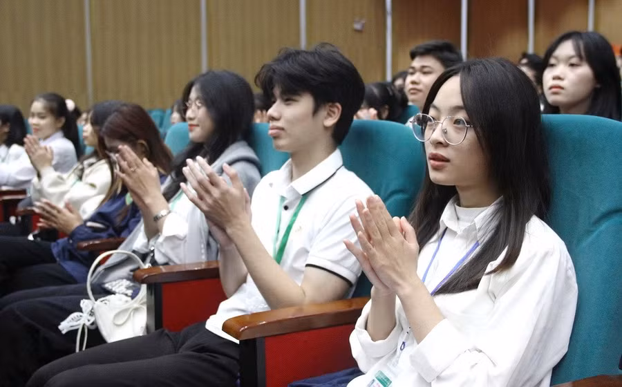 Sinh viên Học viện Nông nghiệp Việt nam được nhận học bổng.