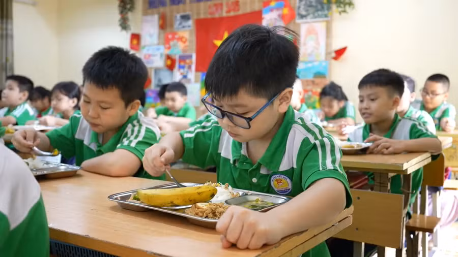 Học sinh tại Trường tiểu học Thanh Liệt, Hà Nội thưởng thức bữa trưa theo thực đơn. Ảnh: INT