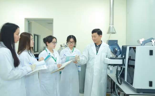 Sinh viên Khoa Tài nguyên và Môi trường, Học viện Nông nghiệp Việt Nam thực hiện nghiên cứu trong phòng thí nghiệm hiện đại. 