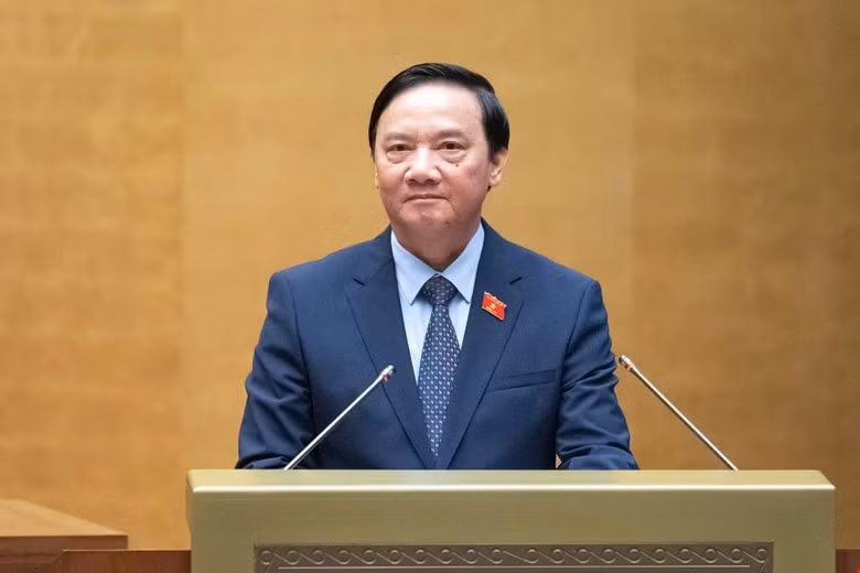 Phó Chủ tịch Quốc hội Nguyễn Khắc Định trình bày tờ trình dự thảo Nghị quyết của Quốc hội sửa đổi, bổ sung một số điều của Hiến pháp năm 2013. Ảnh: Quochoi.vn.