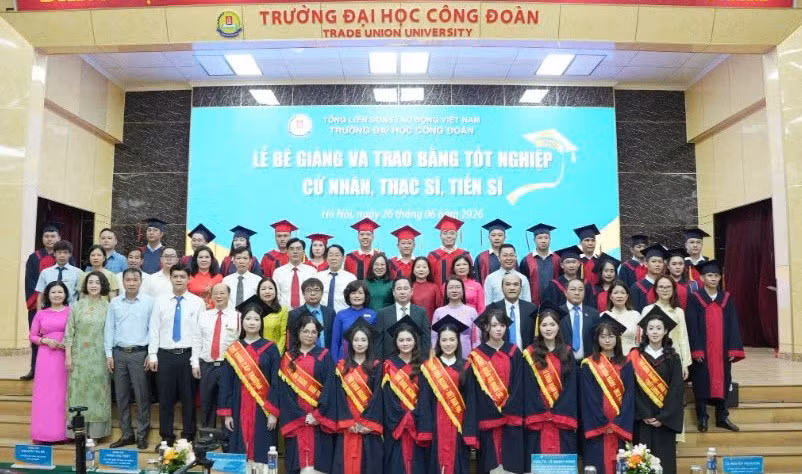 Trường ĐH Công đoàn trao bằng tốt nghiệp cho hơn 1.800 tân khoa