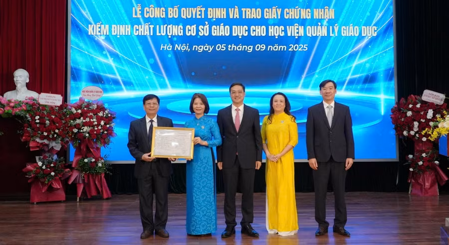 Lãnh đạo Trung tâm Kiểm định chất lượng Giáo dục Thăng Long (ngoài cùng bên trái) trao Giấy chứng nhận kiểm định chất lượng cơ sở giáo dục chu kỳ 2 cho Học viện Quản lý giáo dục.