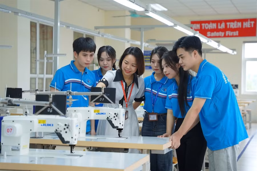Sinh viên Trường Đại học Công nghiệp và Thương mại Hà Nội trong giờ thực hành.