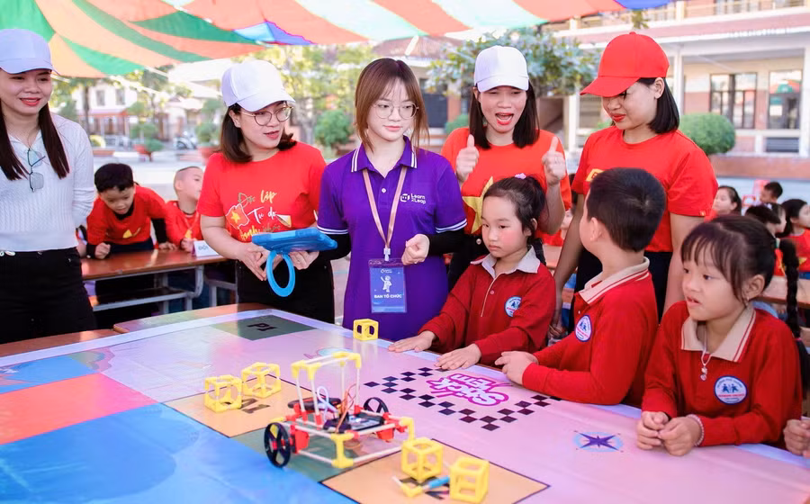 Học sinh Hải Phòng chăm chú và thích thú khi tham gia trải nghiệm cùng Robotics.