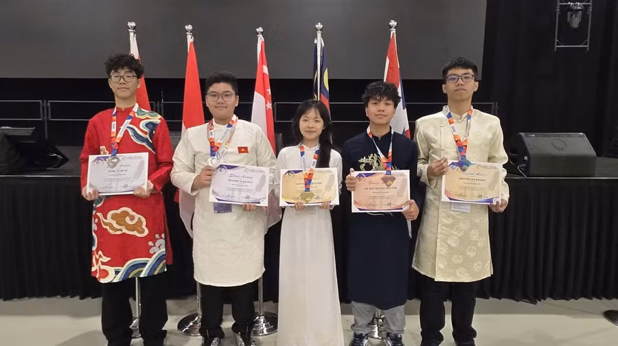 Nguyễn Gia Khánh (ngoài cùng bên phải) tại kỳ thi Olympic tiếng Anh Đông Nam Á Gelosea.