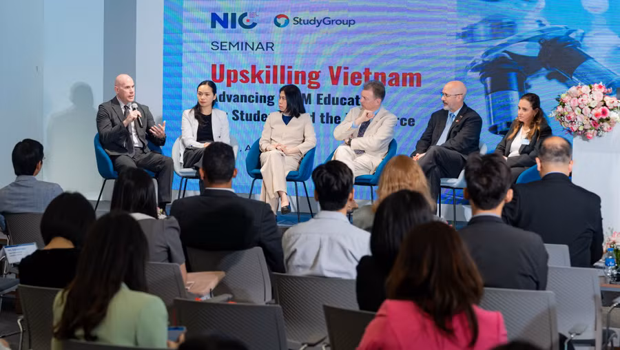 Các chuyên gia, diễn giả, nhà khoa học chia sẻ giải pháp, chương trình hỗ trợ, học bổng cho sinh viên theo học các ngành STEM, đặc biệt là ngành công nghiệp bán dẫn.