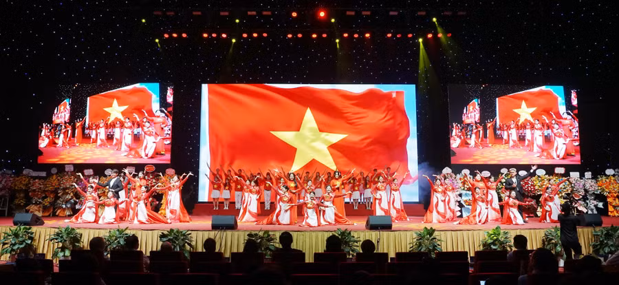 Chương trình nghệ thuật “Tuổi trẻ - Khát vọng - Tự hào Việt Nam” chào mừng năm học mới của Trường ĐH Mở Hà Nội.