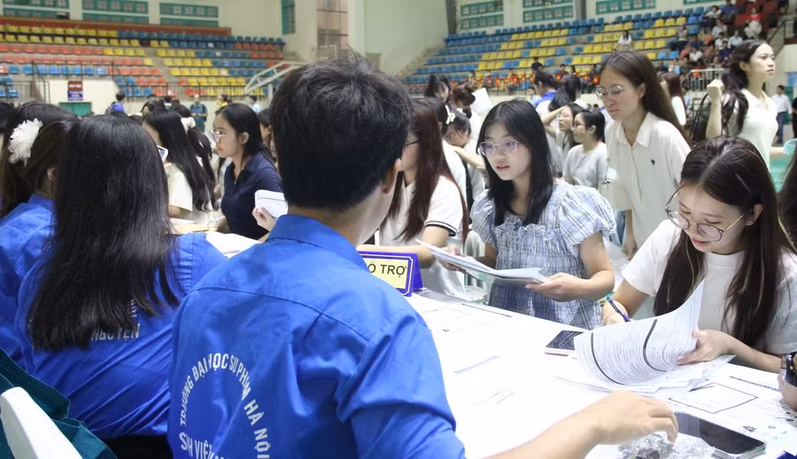 Hà Chi (thứ hai từ phải qua trái) làm thủ tục nhập học.
