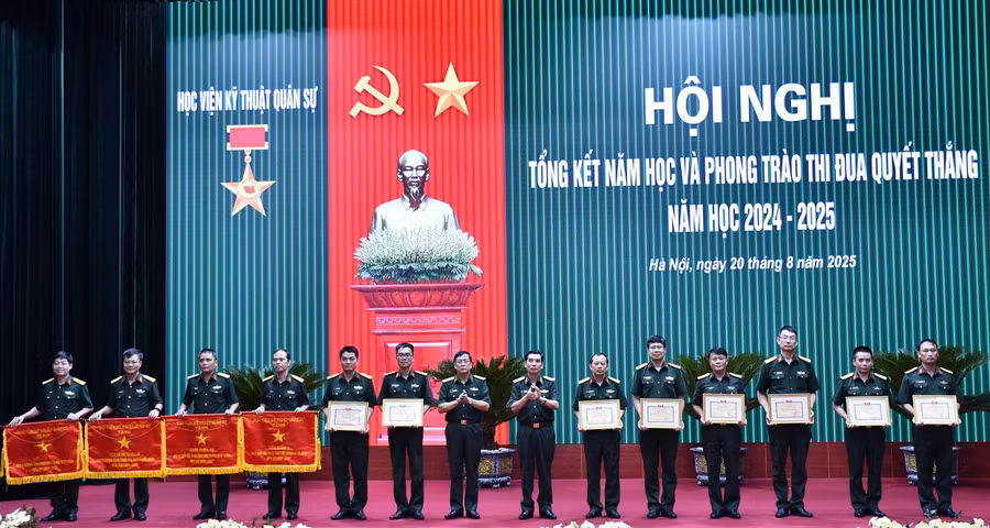Thủ trưởng Học viện trao thưởng cho các tập thể và cá nhân có thành tích xuất sắc. 