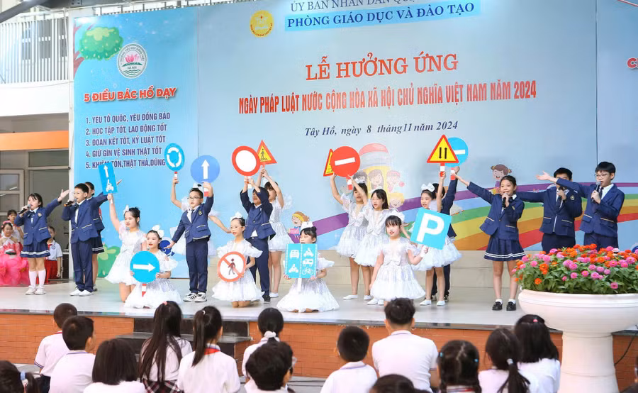 Học sinh Trường tiểu học Đông Thái (Tây Hồ, Hà Nội) tuyên truyền pháp luật bằng hình thức sân khấu hóa.